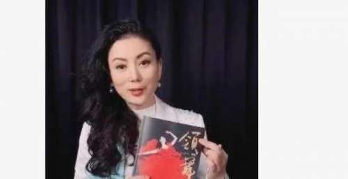 朱军和小6岁妻子合体秀恩爱，面色憔悴难掩沧桑，两人同框差距大