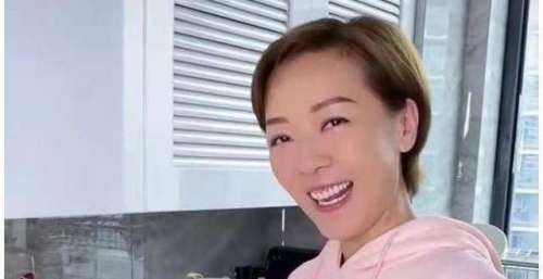 继罗仲谦之后，53岁香港老戏骨被曝定居内地，豪宅宽敞明亮视线好
