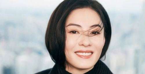 张柏芝最新伪短发造型出镜 营造满满冬日氛围