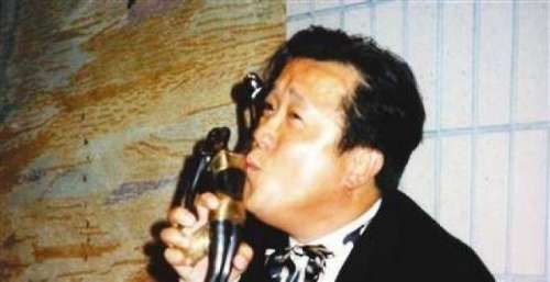 被香港艺人尊称大哥，丑闻缠身却还全身而退，曾志伟真的很牛吗