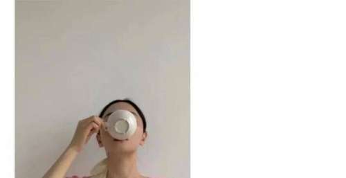 神回复：我们五个人都在睡午觉，结果有一个人在看综艺哈哈大笑