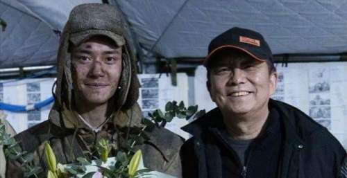 《长津湖之水门桥》幕后照：吴京一脸黑但笑容灿烂，即将拍摄完成