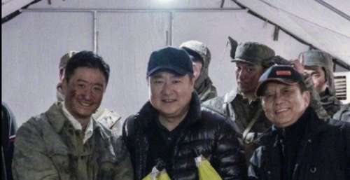 长津湖续集幕后照惹人心疼，易烊千玺脸上伤疤抢镜，吴京满身脏污