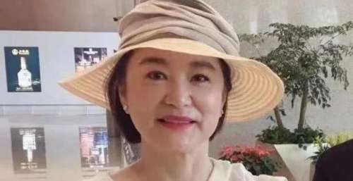 林青霞张艾嘉黄百鸣聚餐，给已故石天留空位，饭前笑着一起合影