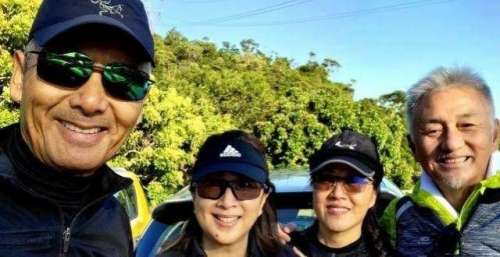 66岁周润发与好友登山！咧嘴大笑出八颗白牙，合影直接跪在地上
