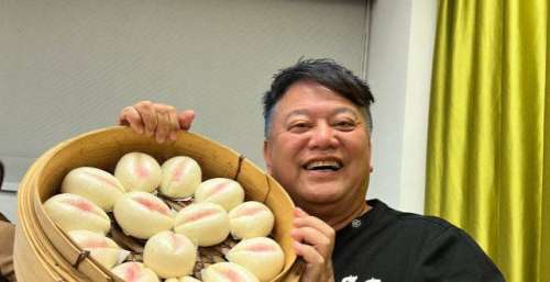 黄杏秀为陈百祥庆71岁生日，喝红酒吃寿包，坐摇椅上甜蜜秀恩爱
