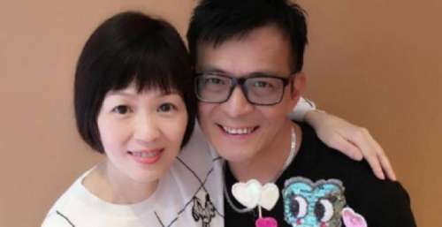 黄日华与周润发出游，和异性贴身互动红光满面，现不抗拒第二春