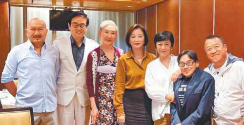 林青霞与黄百鸣等老友聚会，70岁施南生坐C位，为石天留空位祭奠