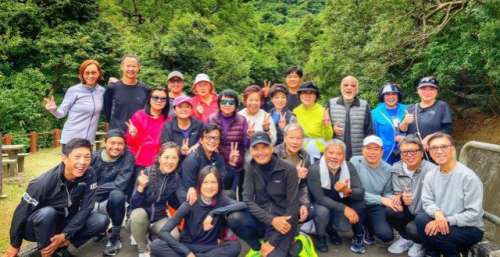 吴岱融分享港星爬山队日常 除周润发黄日华外 还有很多老戏骨现身