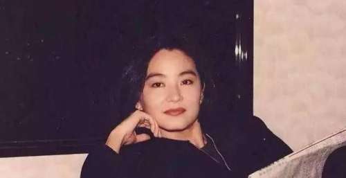 67岁林青霞与73岁黄百鸣聚会，胶原蛋白充足，看似30岁少妇