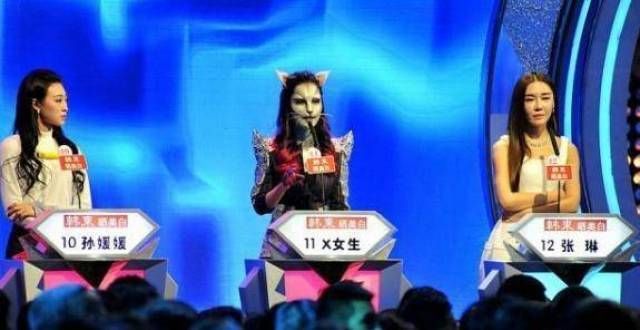 在非诚勿扰中，那个无人敢牵手的“猫脸”化妆师，素颜长成这个样