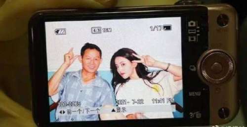 杨超越回老家吃席，紧张到躲在角落看手机，网友喊她出来表演节目