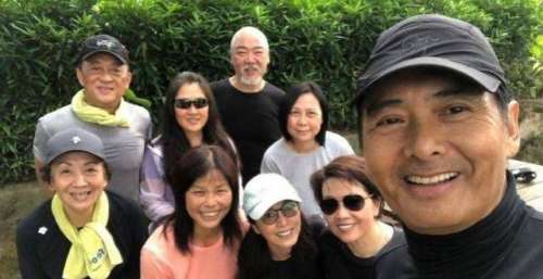 曝著名港星现身内地耍大牌，与粉丝合影全程黑脸，大骂要拍赶紧拍