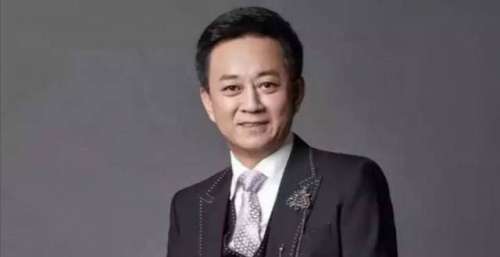 朱军风波后重返央视舞台，面老态难遮掩：赢了官司，输了人生