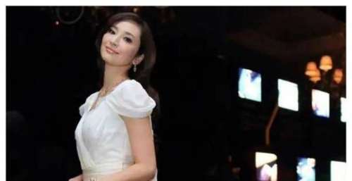 吴佩慈：手握几十亿的她，为何迟迟不离开不娶她的香港富商？