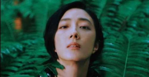 组图：桂纶镁《VOGUE》封面大片，雨中起舞诗意浪漫
