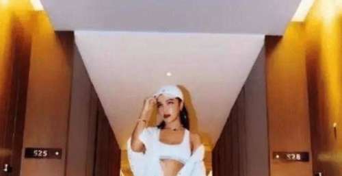 曾经的超女冠军大变样，如今整成了外国人，只有眼珠是自己的