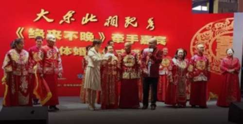 大爷大妈“硬核相亲”火爆出圈背后：中老年人的情感需求不应忽视