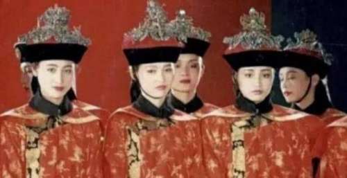 王祖贤故宫旧照被扒，谁注意到背后的群演？如今都成一线巨星
