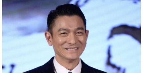 刘德华与其他明星合影都是礼貌微笑，但是与她却是发自内心的开心