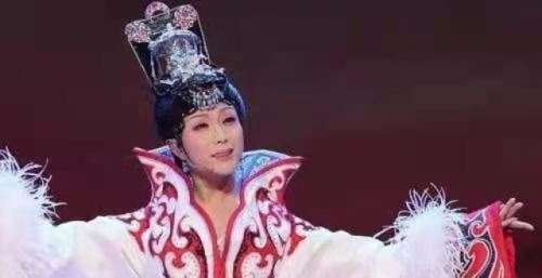 他对男音和女音可以来回切换，很受欢迎，很少有人知道经历了什么