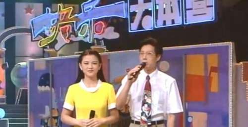 《快本》首位男主持人现况，头发乌黑精气神十足，与农夫侃侃而谈