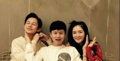 谢娜怀孕生产后，何炅爆料自己也在产房里，张杰的表情太令人意外