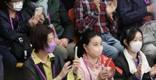 霍启刚追星访港奥运健儿，三个儿女在家挥着国旗彰显爱国热情