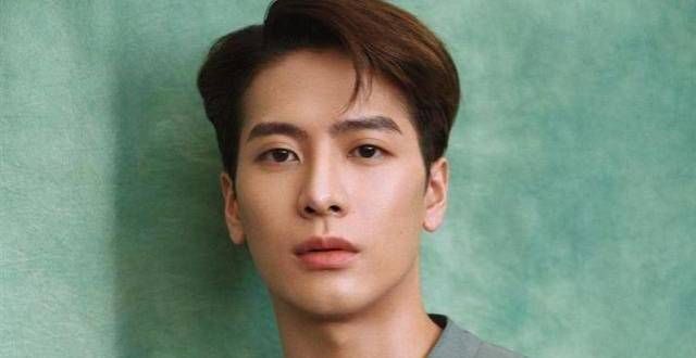 王嘉尔观众席“偷啃鸡腿”被抓包！下秒反应网笑翻：太逗了