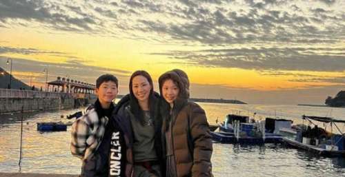 甄子丹小儿子罕见面，单眼皮大鼻子，仅13岁已和模特老妈一样高