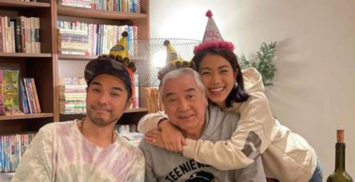 76岁秦沛与子女聚餐！仅几个月已满头白发，头戴小彩帽捉弄宠物狗