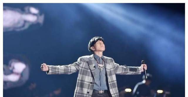 林俊杰：阔别2年，林俊杰演唱会新加坡开唱，新歌首唱惊喜不断