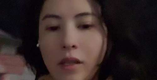 张柏芝在香港带儿子晨跑，独栋豪宅位置好，楼下还停着一辆豪车
