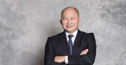 25年前，成龙首次担任重要角色，看看吴宇森是怎样评价成龙的