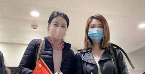 40岁郭晶晶被粉丝求合照！外套只遮一半身体，手上罕见拎名牌包包