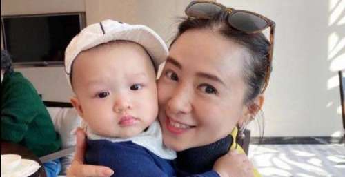胡杏儿带小儿子和翁虹谢天华聚会，8个月大奕宏人见人爱成团宠