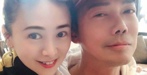 翁虹与胡杏儿罕同框！戴玉坠打扮似贵妇，和谢天华贴脸合影