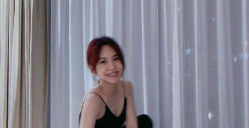 杨丞琳晒瑜伽健身照，姿态优雅很迷人，身穿吊带背心秀美背