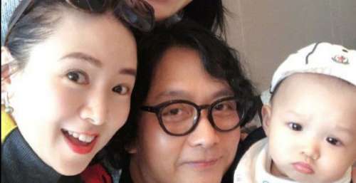 大写的尴尬！53岁翁虹晒与胡杏儿谢天华合照，修图太过致嘴巴变形