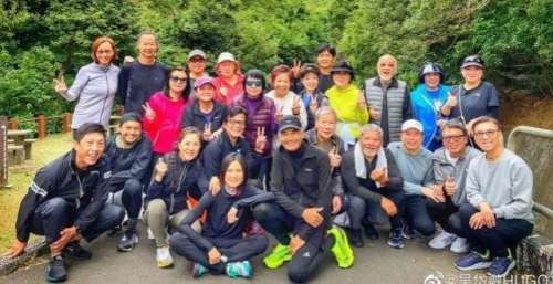 周润发带队爬山慢跑，56岁邵美琪素颜状态佳，80岁卢海鹏变化巨大