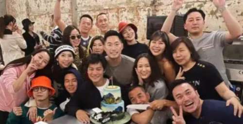 陈乔恩为小男友庆生，切蛋糕时男友看着陈乔恩满眼爱意，太宠溺