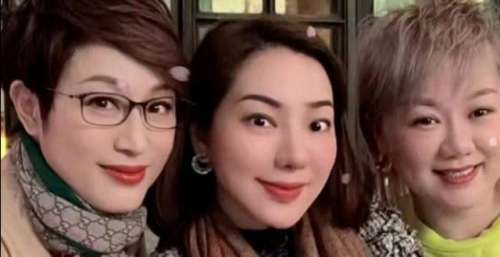50岁洪欣带娃与闺蜜小聚，真实容貌曝光，状态不敌55岁陈法蓉