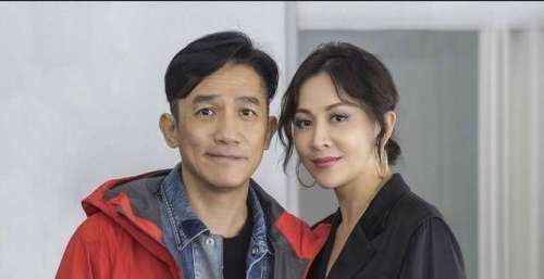 刘嘉玲喜迎56岁生日，举办奢华的派对，梁朝伟和女嘉宾合影显得拘谨