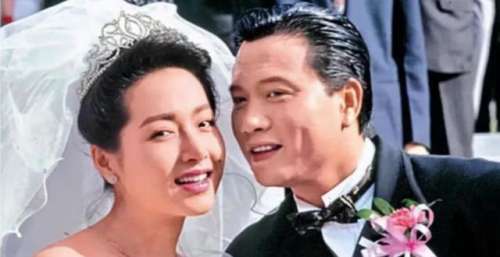64岁万梓良商演紧搂不撒手，身材消瘦头发稀疏，晚年拼命工作