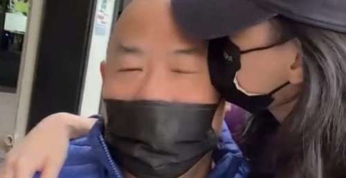 张柏芝回香港陪父亲庆生，主动亲吻对方脸颊，为赚钱养娃定居上海