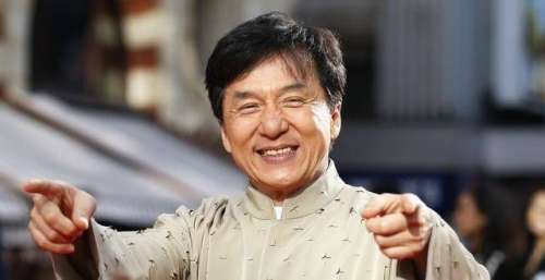华语娱乐圈天花板，成龙在国外什么排面？拍戏核潜艇都借得到！