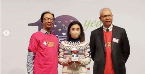 伏明霞69岁老公罕见面，与甘比合照发际线抢眼，脑门锃亮不似富豪