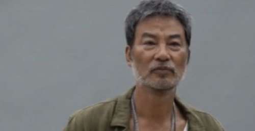《误杀2》片场出意外！群演突然晕倒被5人抬走，任达华帮忙获赞