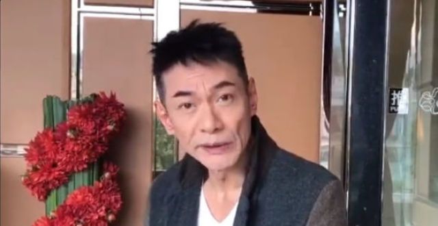“嫪毐”江华罕面！身材暴瘦脸凹陷像男模，街头唱歌自嘲好狼狈