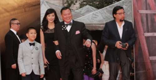 61岁万梓良东山再起，29岁妻子像女儿，儿子似一个模子出来的